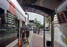 Tranvía de la línea 5 en la estación de Puerta del Mar.
