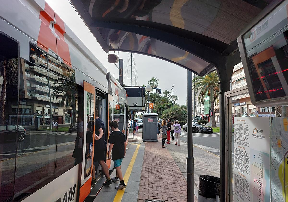 Tranvía de la línea 5 en la estación de Puerta del Mar.