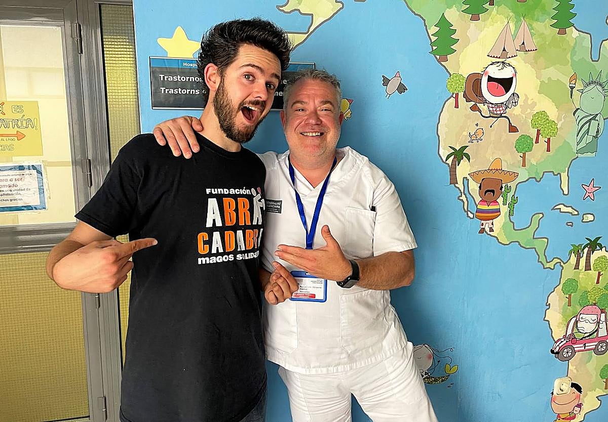 El Mago Dálux (izquierda) junto a un santitario del Hospital de Sant Joan.