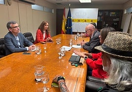 Reunión de los integrantes de la platadorma ilicitana con la ministra Mónica García.