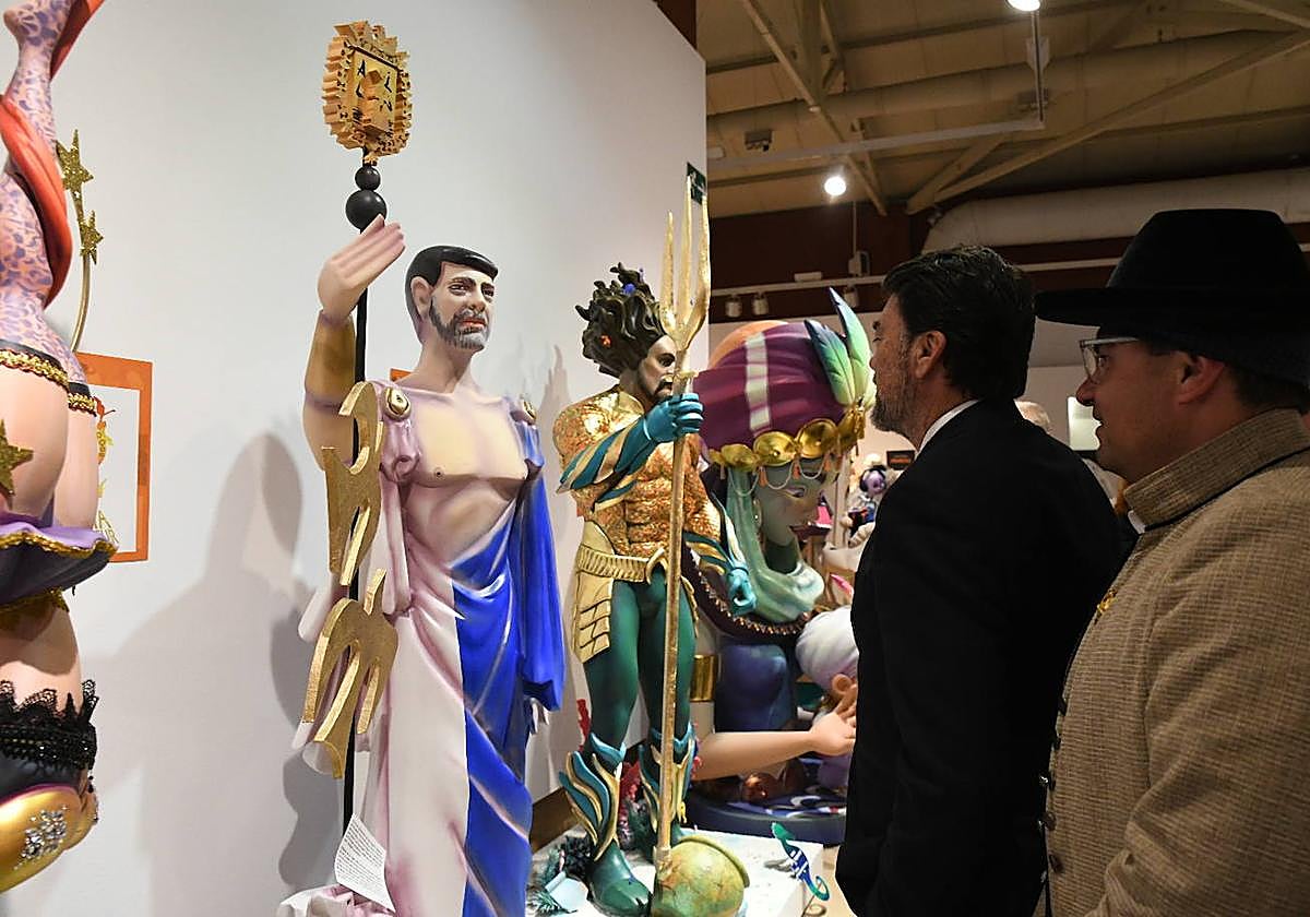 El alcalde de Alicante, Luis Barcala, ve su ninot en la exposición.