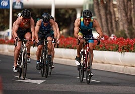 Ciclistas por la avenida Jovellanos.