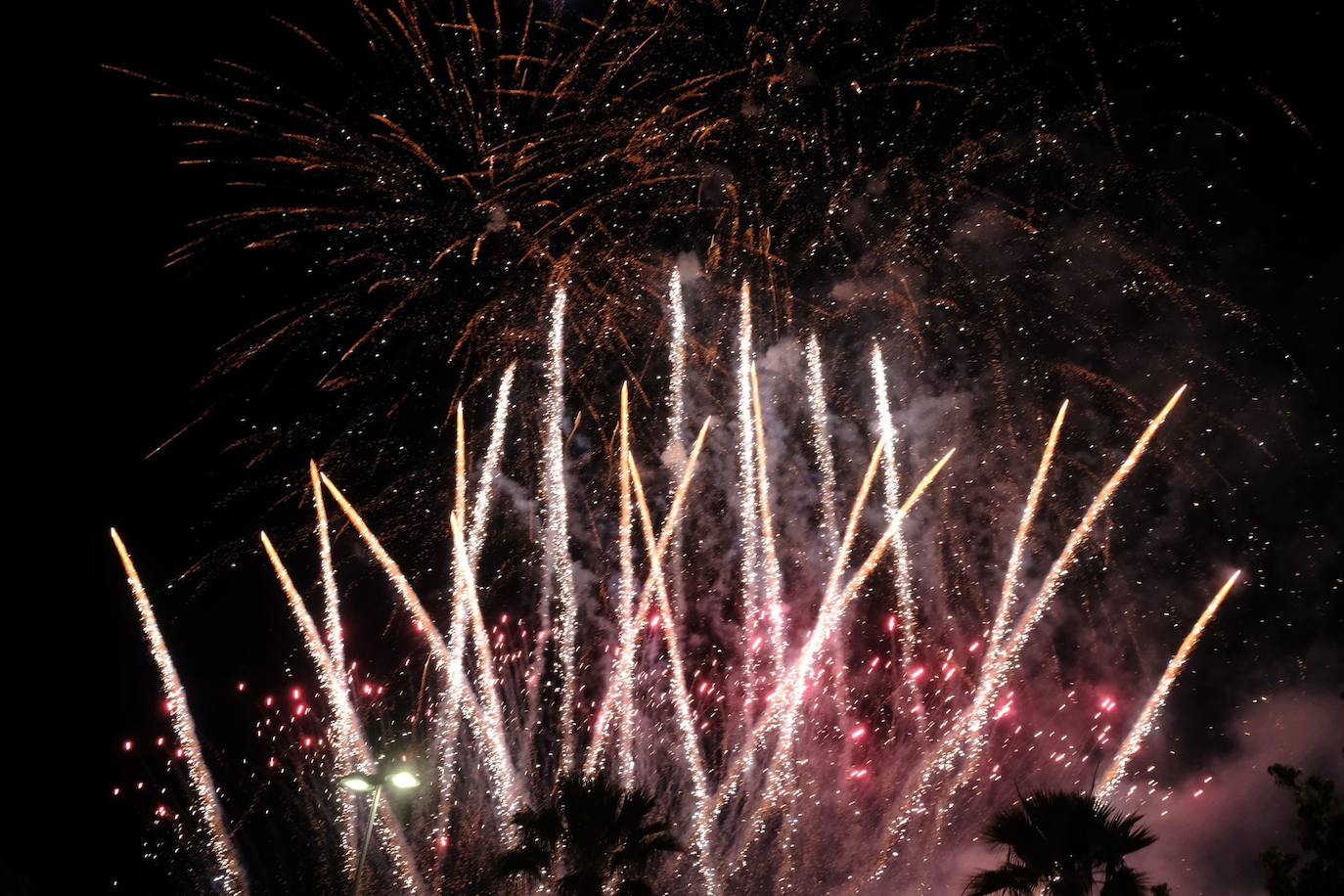 Las Hogueras de Alicante arrancan un fin de semana de pólvora con toque piromusical