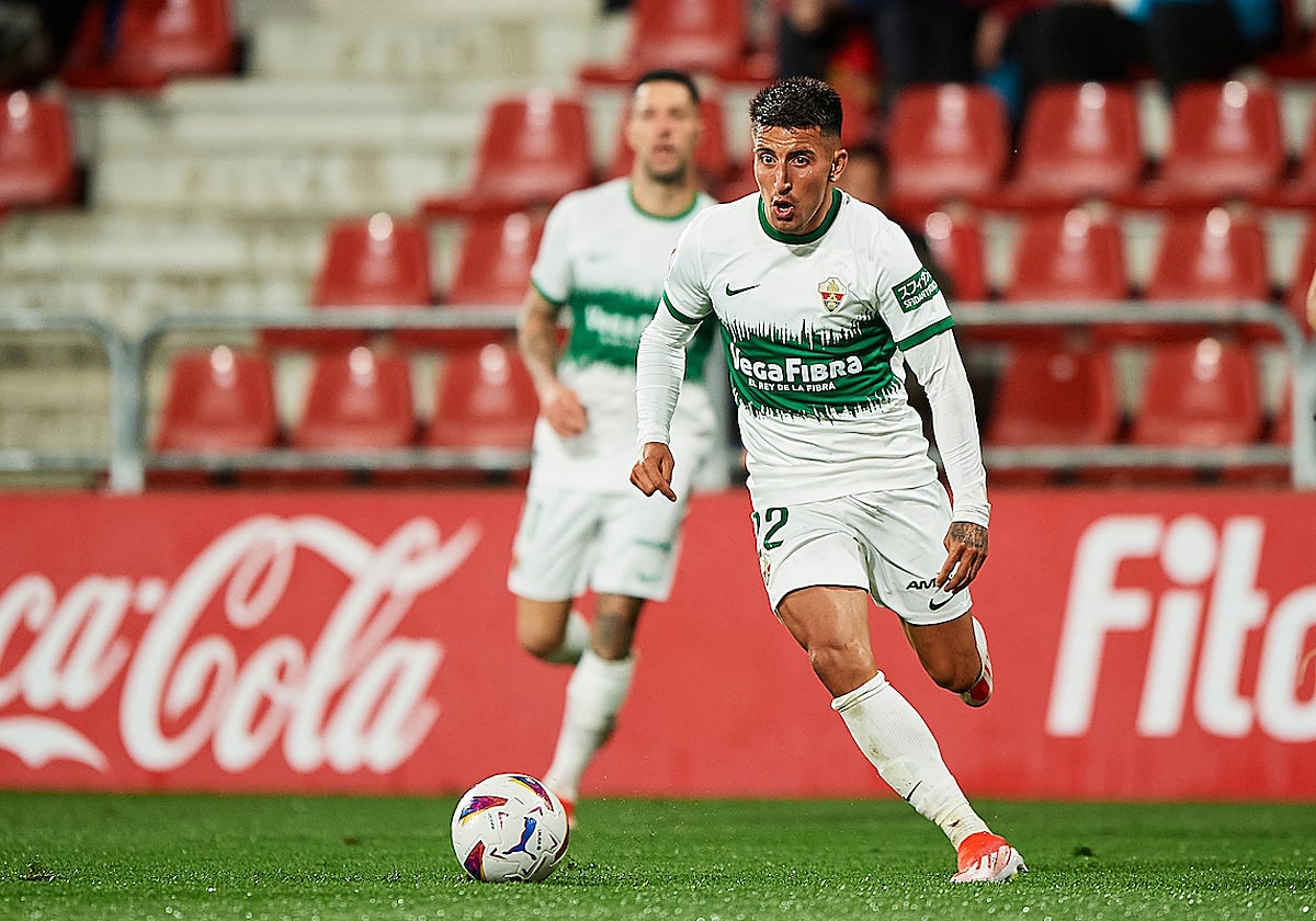 Nico Fernández conduce el balón en Anduva.