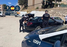 Inspección a un vehículo durante el control policial.