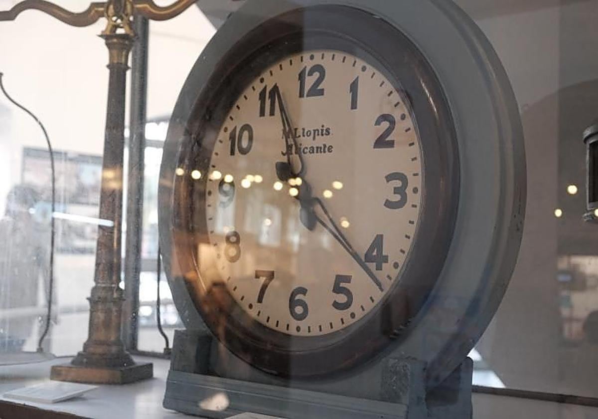Reloj que marca la hora del bombardeo del Mercado Central de Alicante, ocurrido el 25 de mayo de 1938.