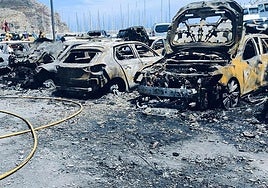 Vehículos calcinados en el incendio en el puerto deportivo de Xàbia.