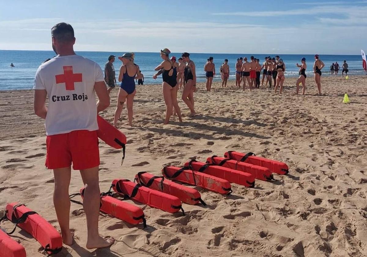 Los monitoresde Cruz Roja, con los aspirantes a los puestos de socorrismo.