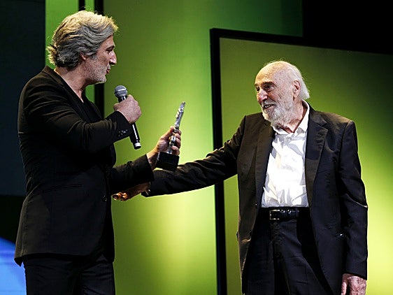 Ernesto Alterio entrega el premio de honor del Festival de Cine de Aliante a su padre, Héctor, en el Teatro Principal.