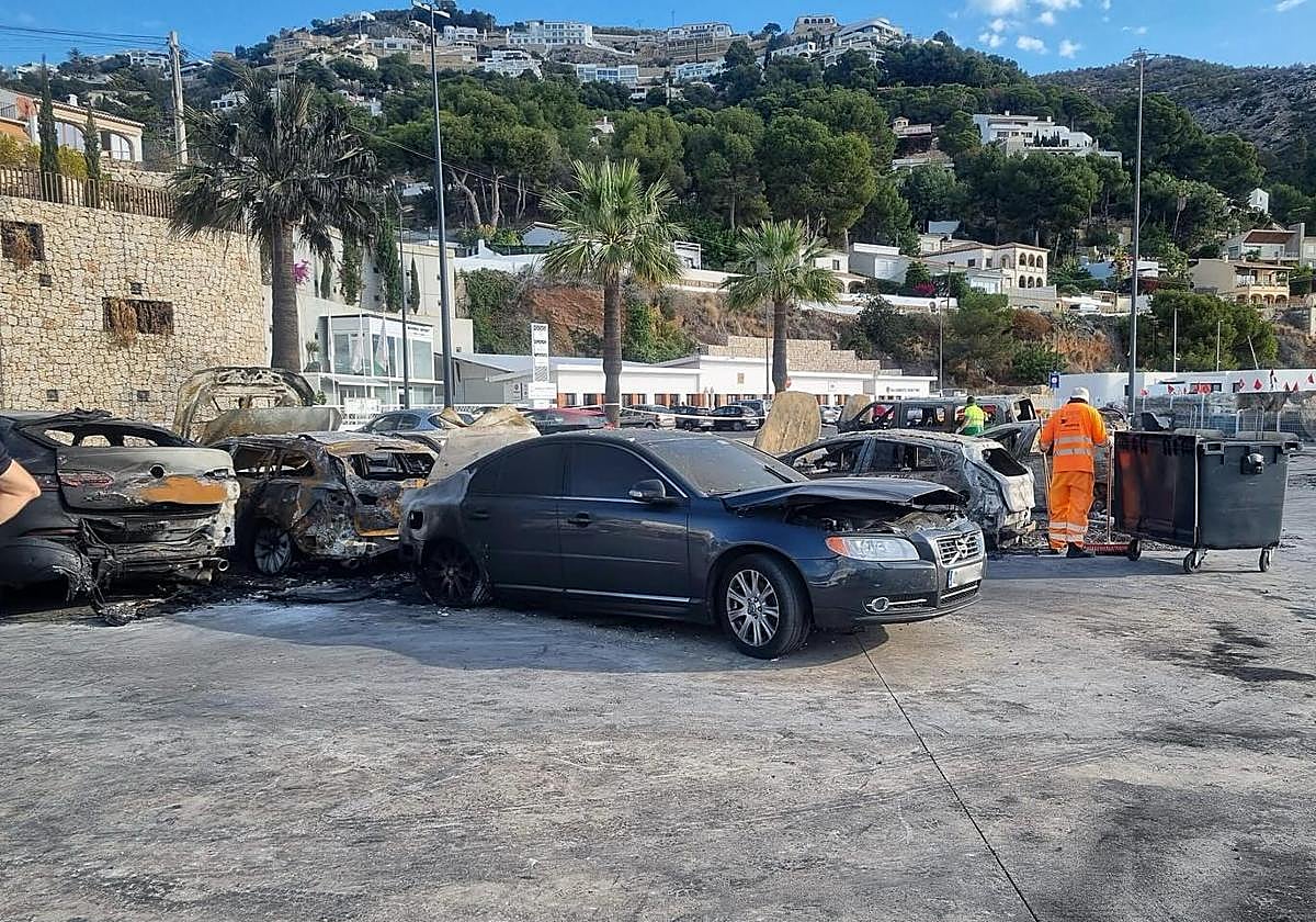Trabajos de retirada de los vehículos este lunes en Xàbia.