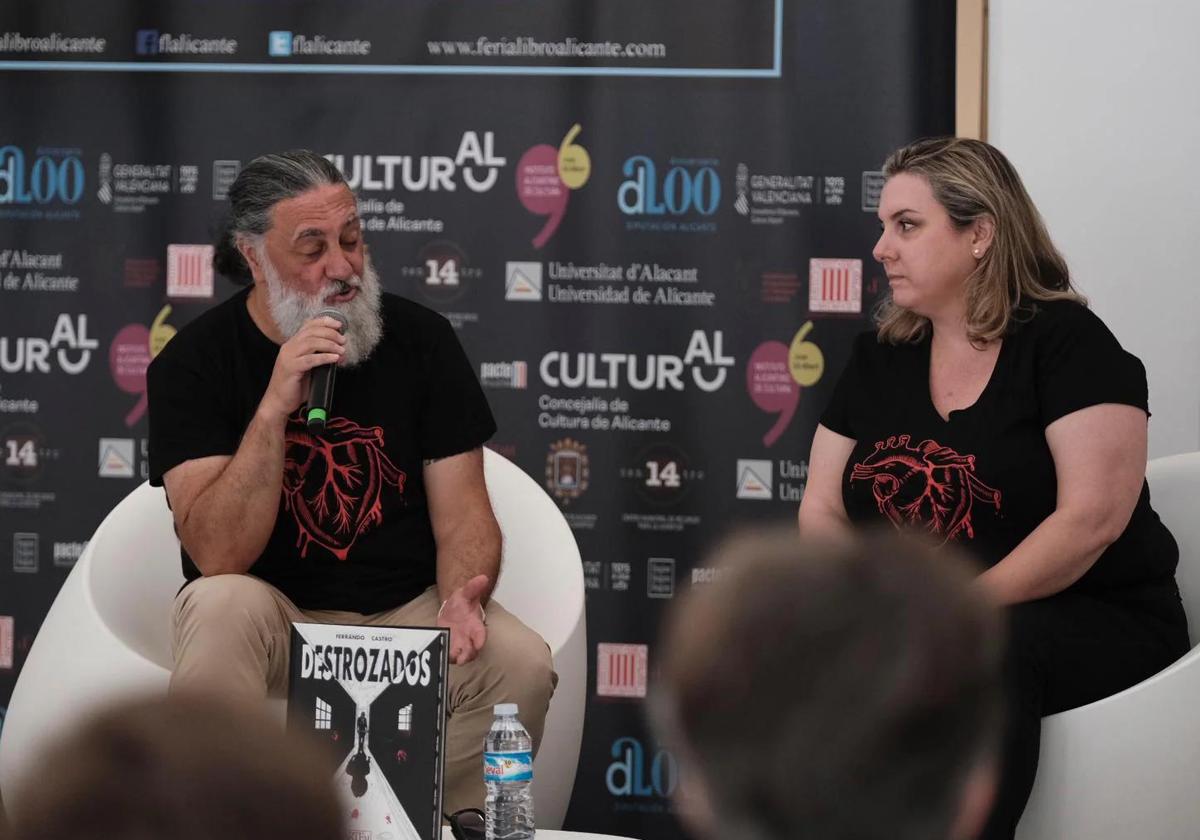 Jorge Castro e Isabel Ferrando presentan 'Destrozados' en Alicante.