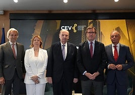 Salvador Navarro, presidente de la CEV (primero por la derecha) al lado del presidente de la CEOE, Antonio Garamendi.