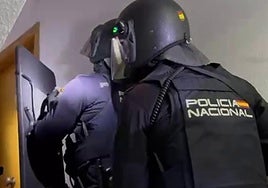 Los policías, en el momento de detener a los implicados en el asalto.