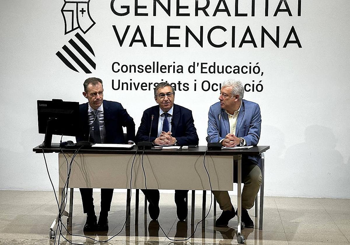 José Antonio Rovira, conseller de Educación, al centro de la imagen durante la presentación de la campaña de admisión.