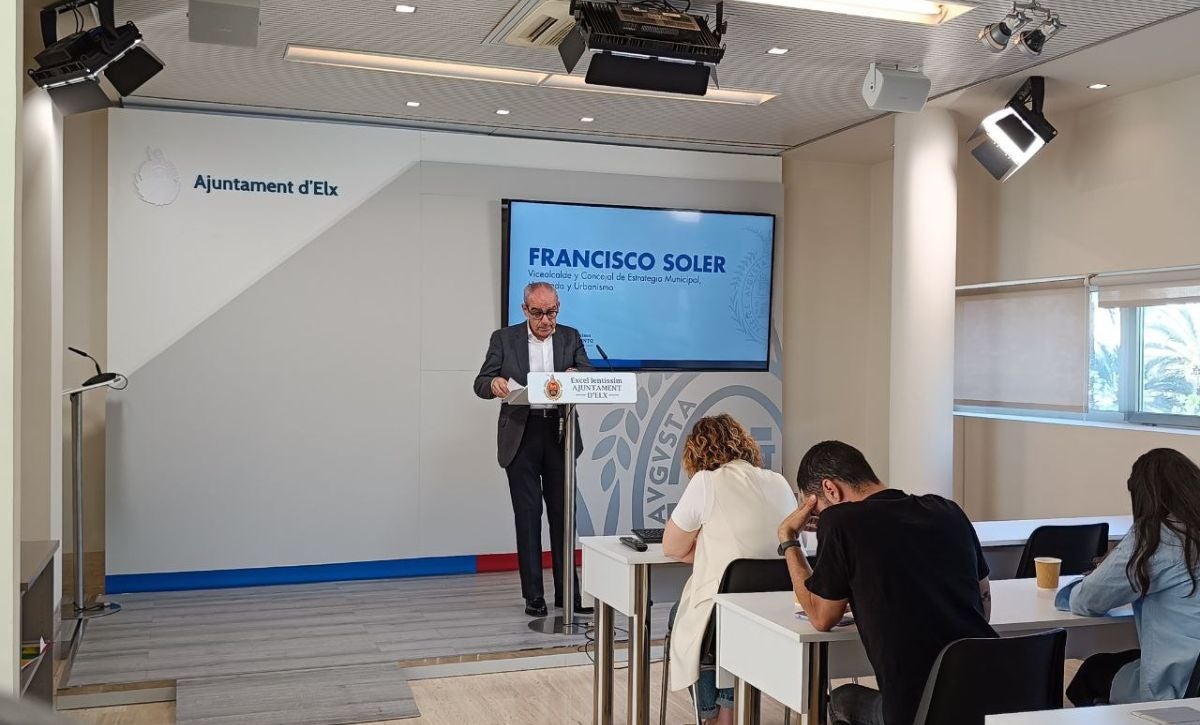 El edil Francisco Soler durante el anuncio de la medida.