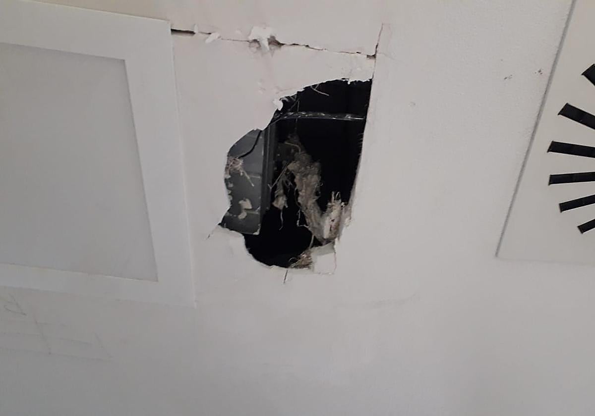 Uno de los desperfectos que denuncia el personal de la base del SAMU en Dénia.