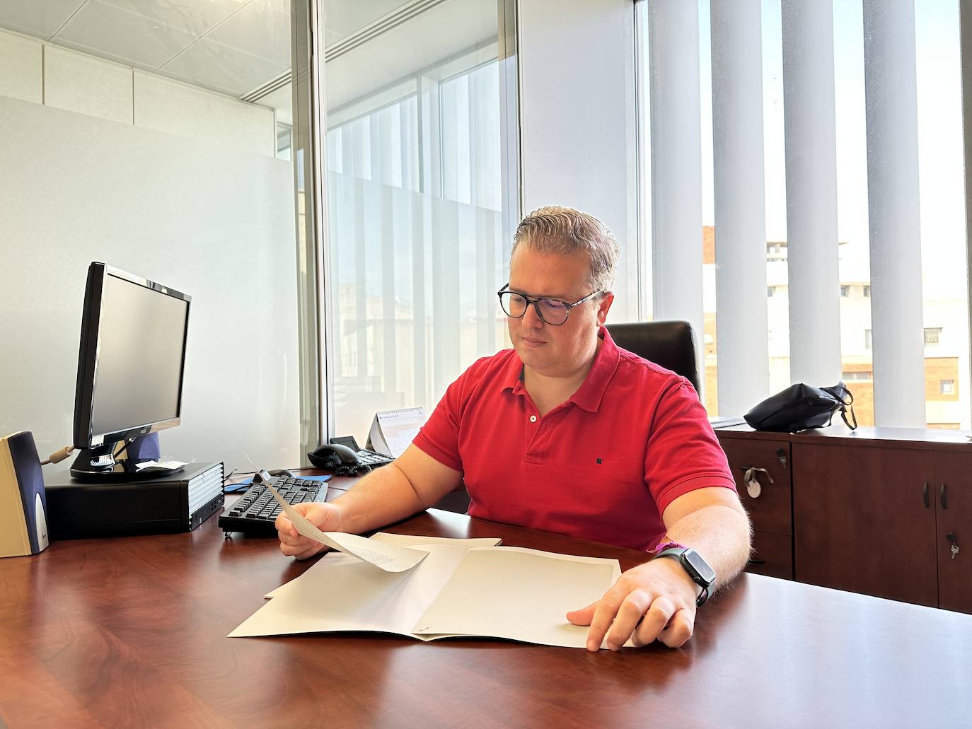 Santiago Agulló durante sus labores como edil de Educación y Cementerio.