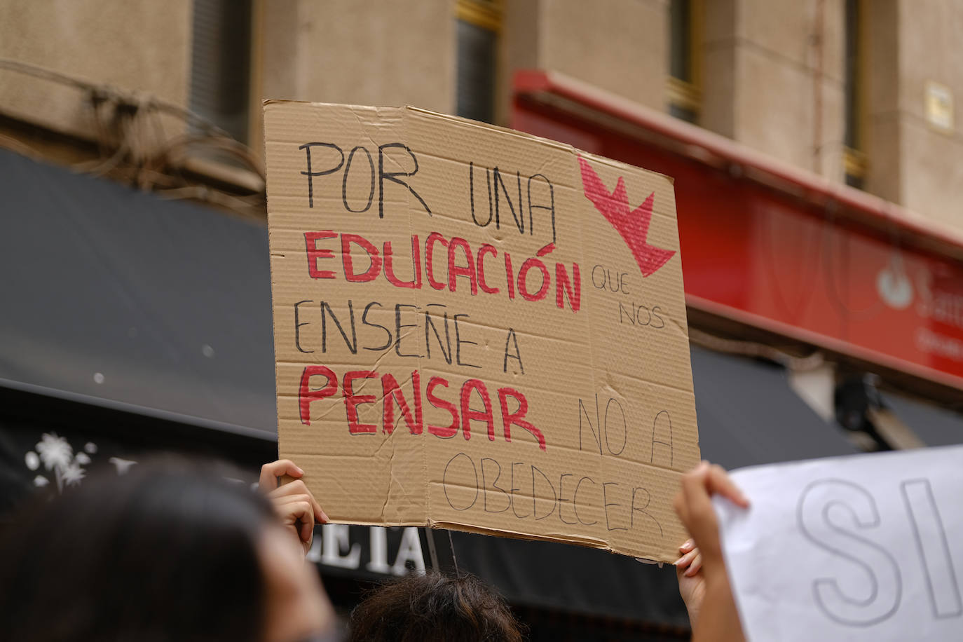Concentración frente a la Conselleria de Educación en Alicante