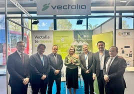 La consellera de Innovación, Nuria Montes, con autoridades y representantes de Vectalia en el 'stand' informativo de la empresa en la feria de IFA.