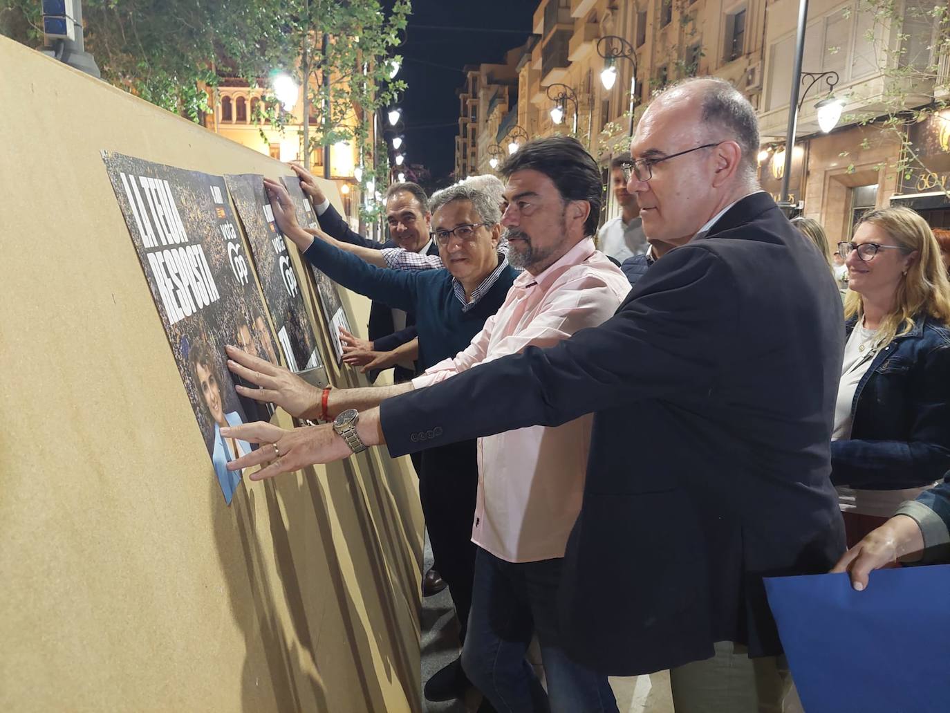 Arranca en Alicante la campaña electoral europea con la tradicional pegada de carteles