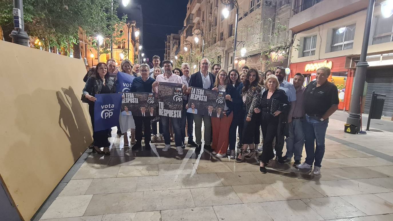 Arranca en Alicante la campaña electoral europea con la tradicional pegada de carteles