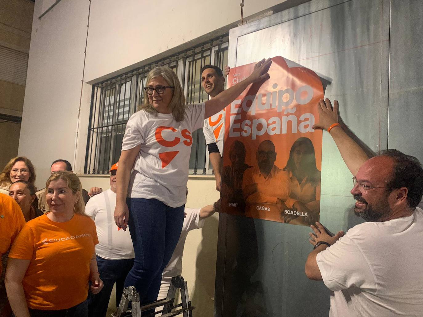 Arranca en Alicante la campaña electoral europea con la tradicional pegada de carteles