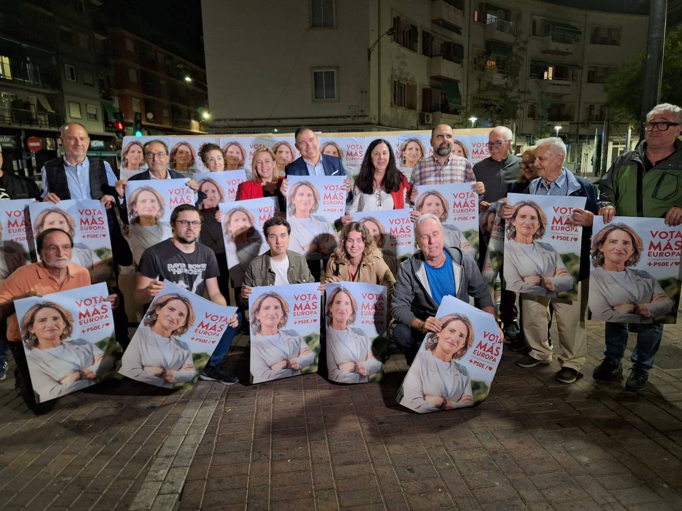Arranca en Alicante la campaña electoral europea con la tradicional pegada de carteles