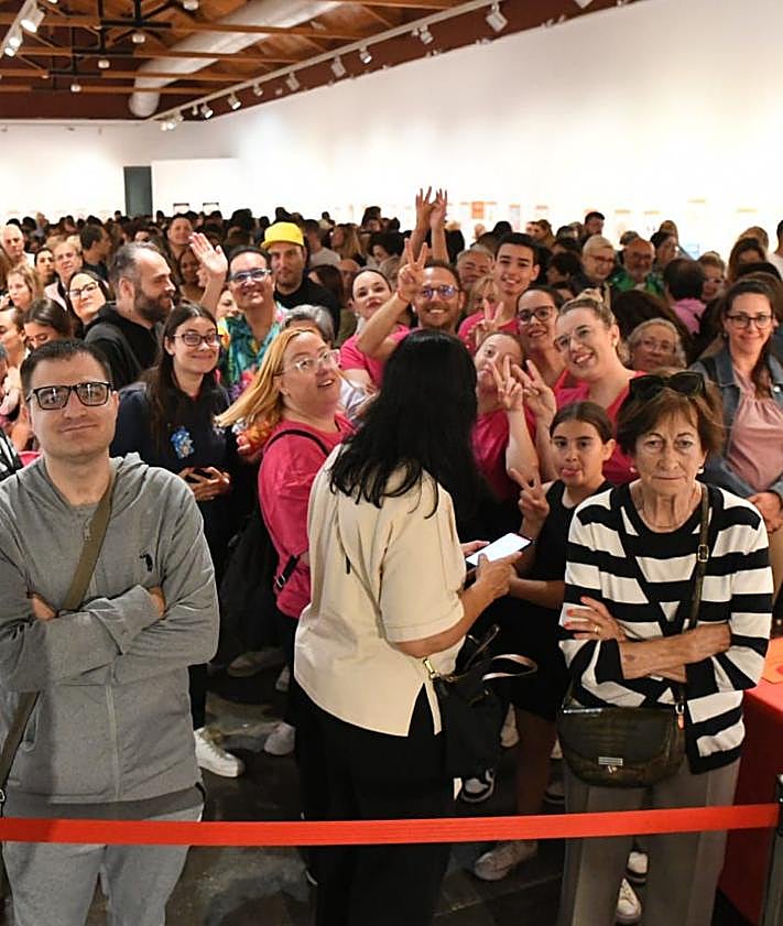 Imagen secundaria 2 - 1. Escaneando el qr de la aplicación. 2. Fran García y Aitana Gómez comprueban los enlaces de la web. 3. Inauguración de la exposición del Ninot. Miriam Gil Albert