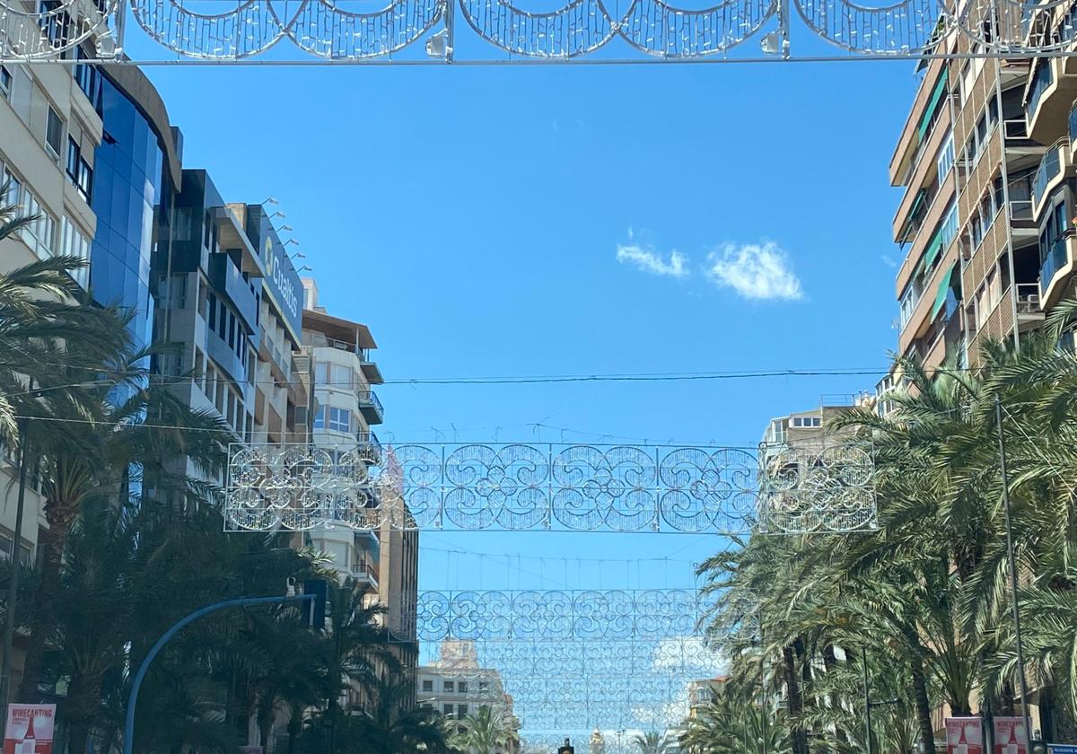 Arcos ornamentales de Hogueras en la avenida Alfonso el Sabio.