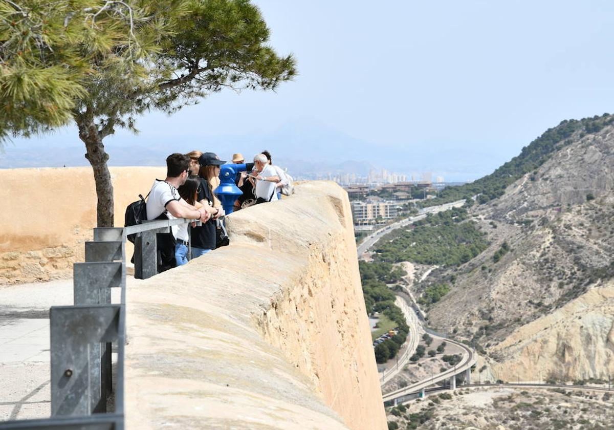 Turistas en el Castillo de Santa Bárbara.