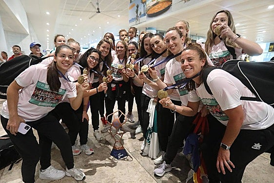 El equipo posa con las medallas.