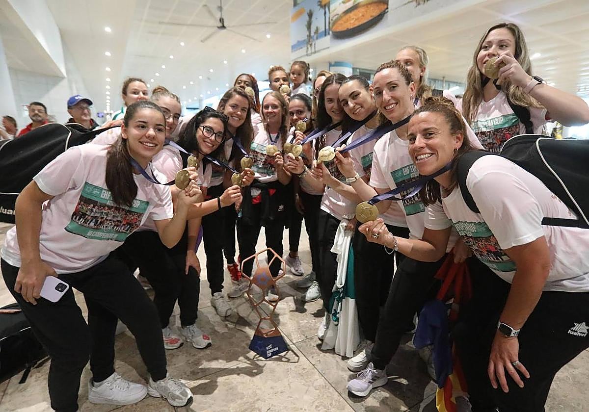 El equipo posa con las medallas.