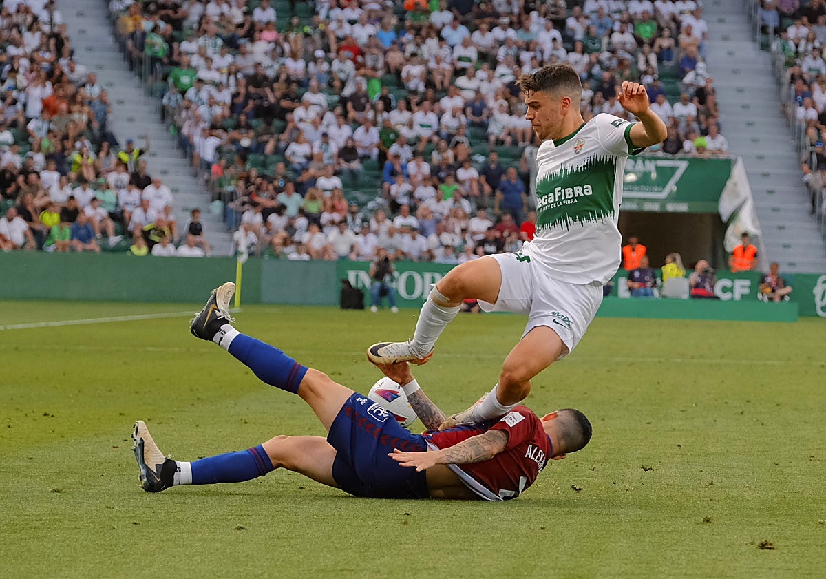 Imagen principal - Imágenes del encuentro de este domingo en el Martínez Valero.