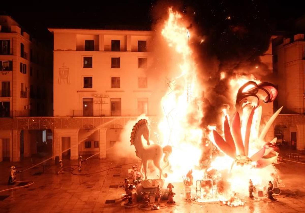 Cremà de la hoguera oficial 2023 en la Plaza del Ayuntamiento.