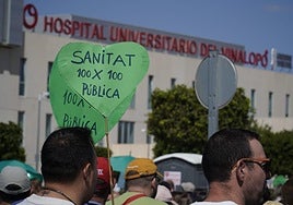 Concentración de la Plataforma por la reversión del Hospital del Vinalopó a las puertas del centro ilicitano.