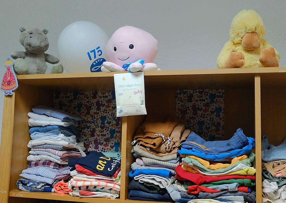Imagen secundaria 1 - Detalles del ropero y las voluntarias de la entidad. 