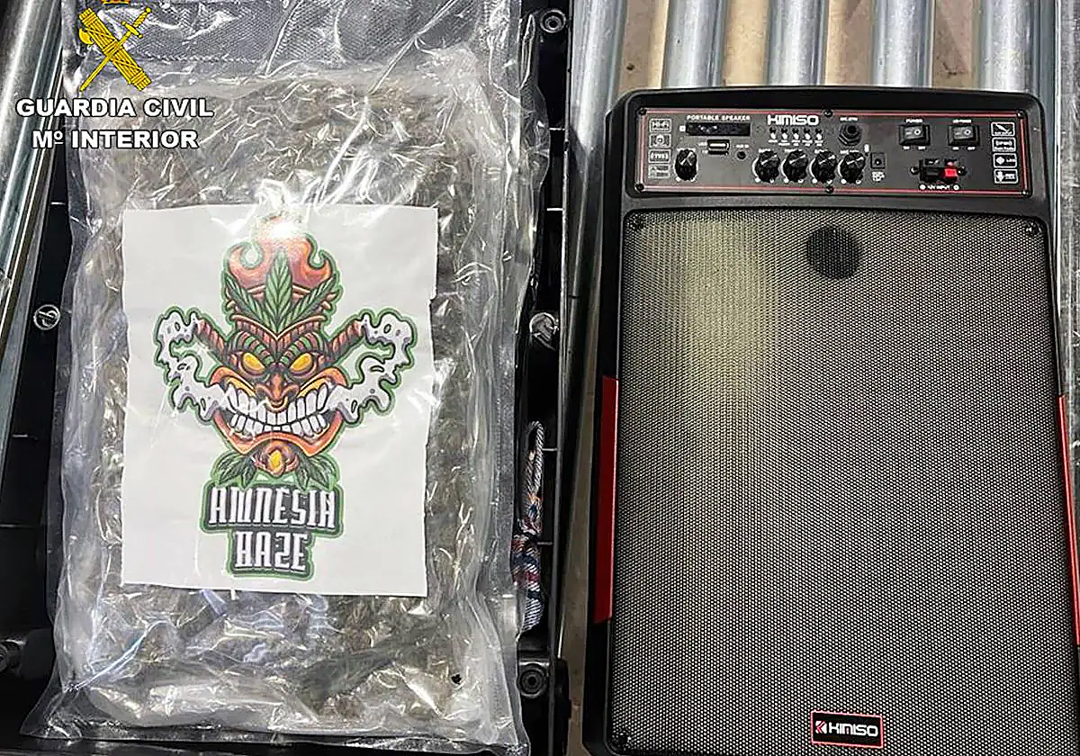 Uno de los paquetes de marihuana decomisados.