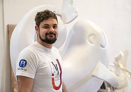 David Guzmán en su taller con el cuerpo central de la foguera infantil de Carolines Baixes.
