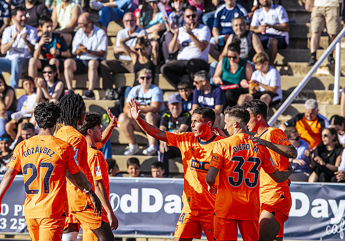 Los jugadores chocan la mano durante el partido.