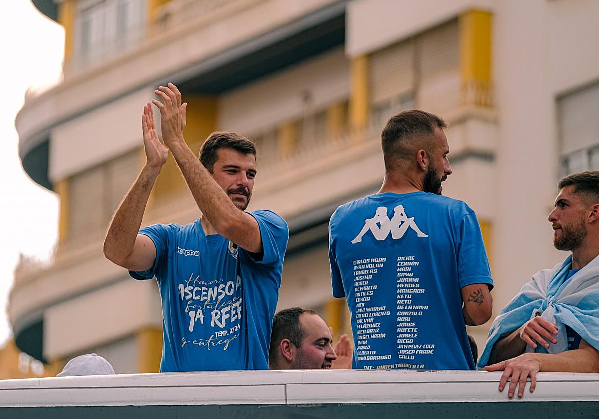 Carlos de la Nava aplaude desde el autobús en Luceros.