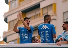 Carlos de la Nava aplaude desde el autobús en Luceros.