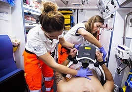 Personal de emergencias en una unidad móvil del SAMU.