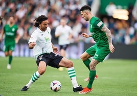 Tete Morente disputa el balón ante el Racing de Santander.