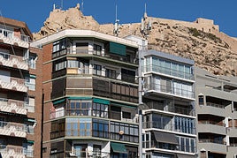 Pisos de Alicante con el castillo detrás.