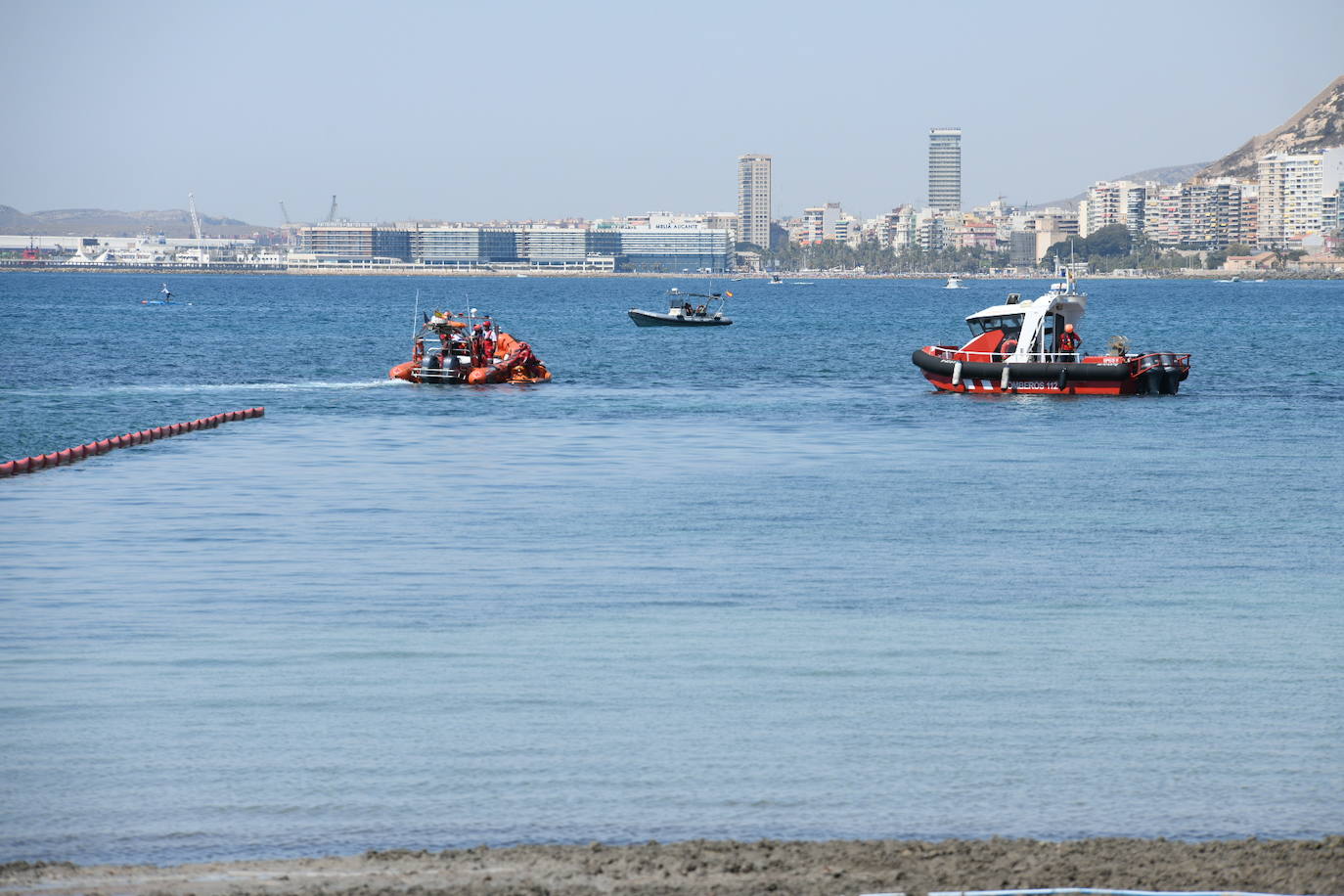 Simulacro por vertido contaminante en la playa de la Almadraba de Alicante
