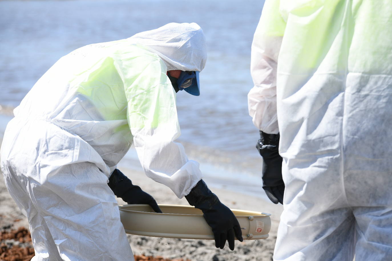 Simulacro por vertido contaminante en la playa de la Almadraba de Alicante