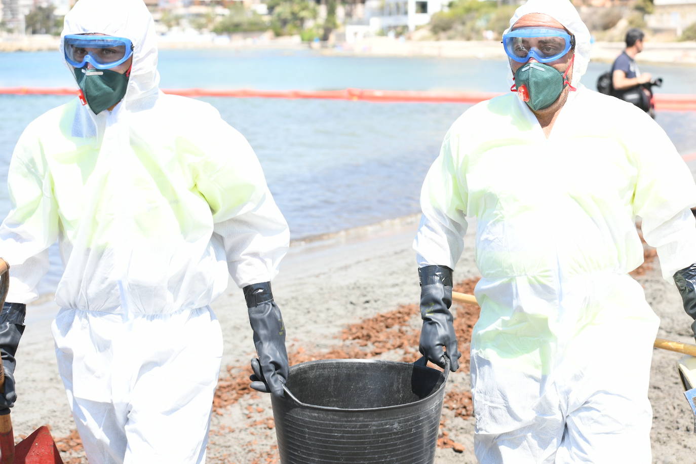 Simulacro por vertido contaminante en la playa de la Almadraba de Alicante