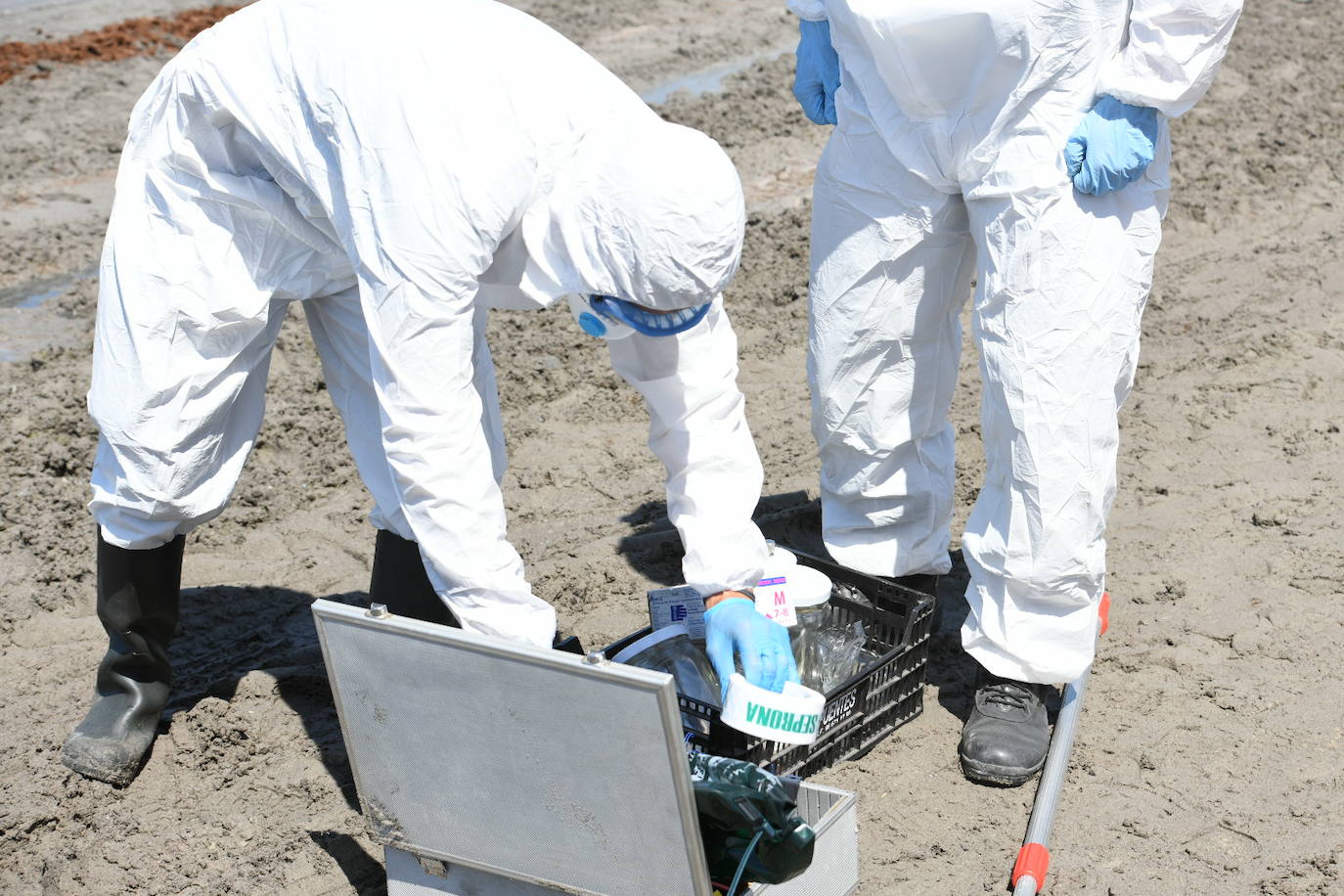 Simulacro por vertido contaminante en la playa de la Almadraba de Alicante