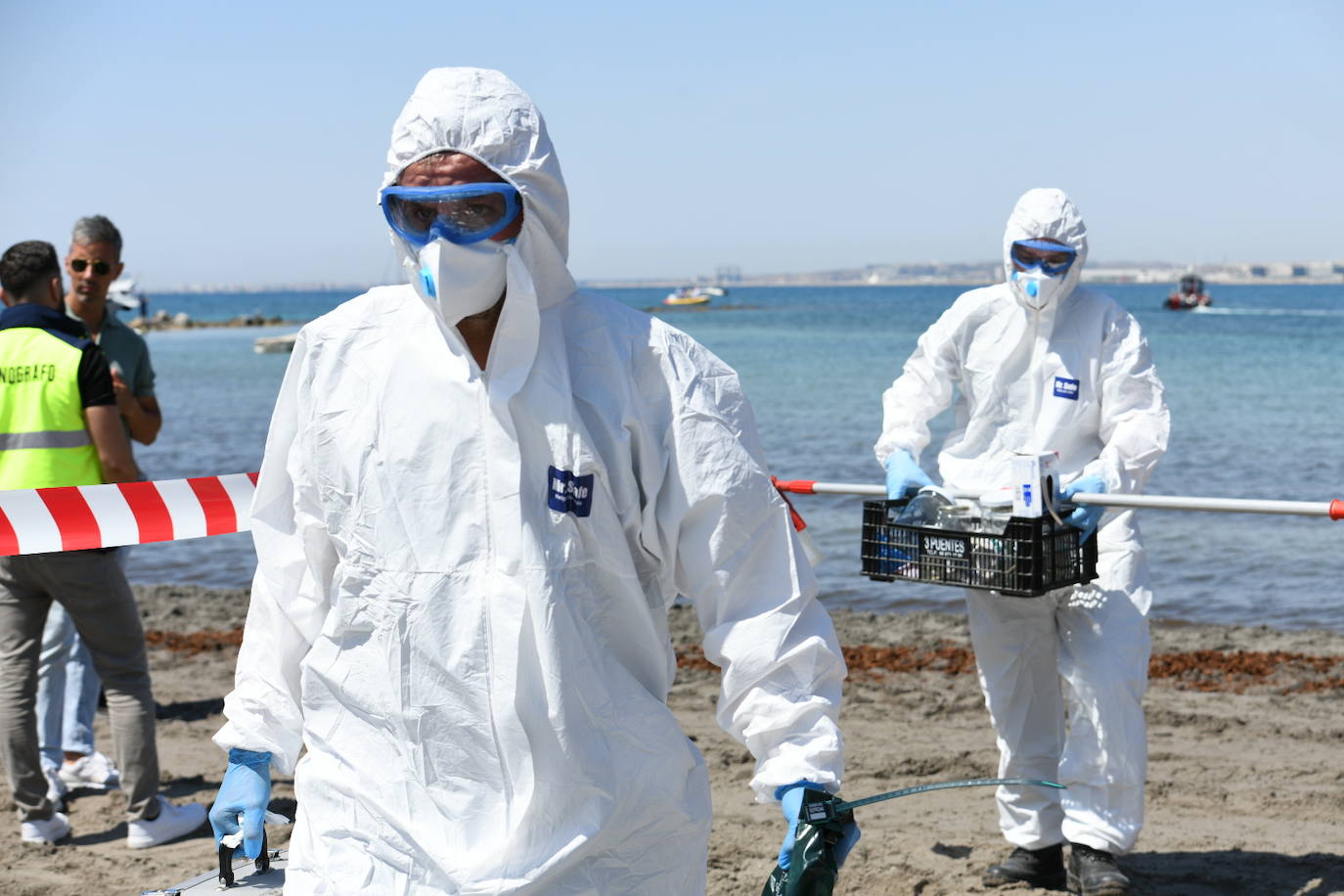 Simulacro por vertido contaminante en la playa de la Almadraba de Alicante
