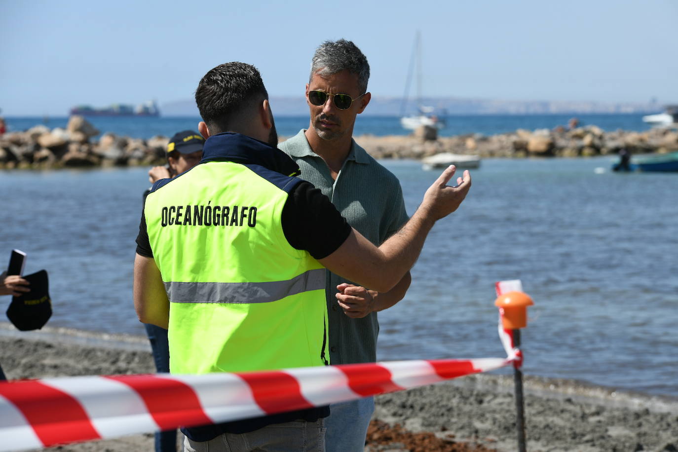 Simulacro por vertido contaminante en la playa de la Almadraba de Alicante